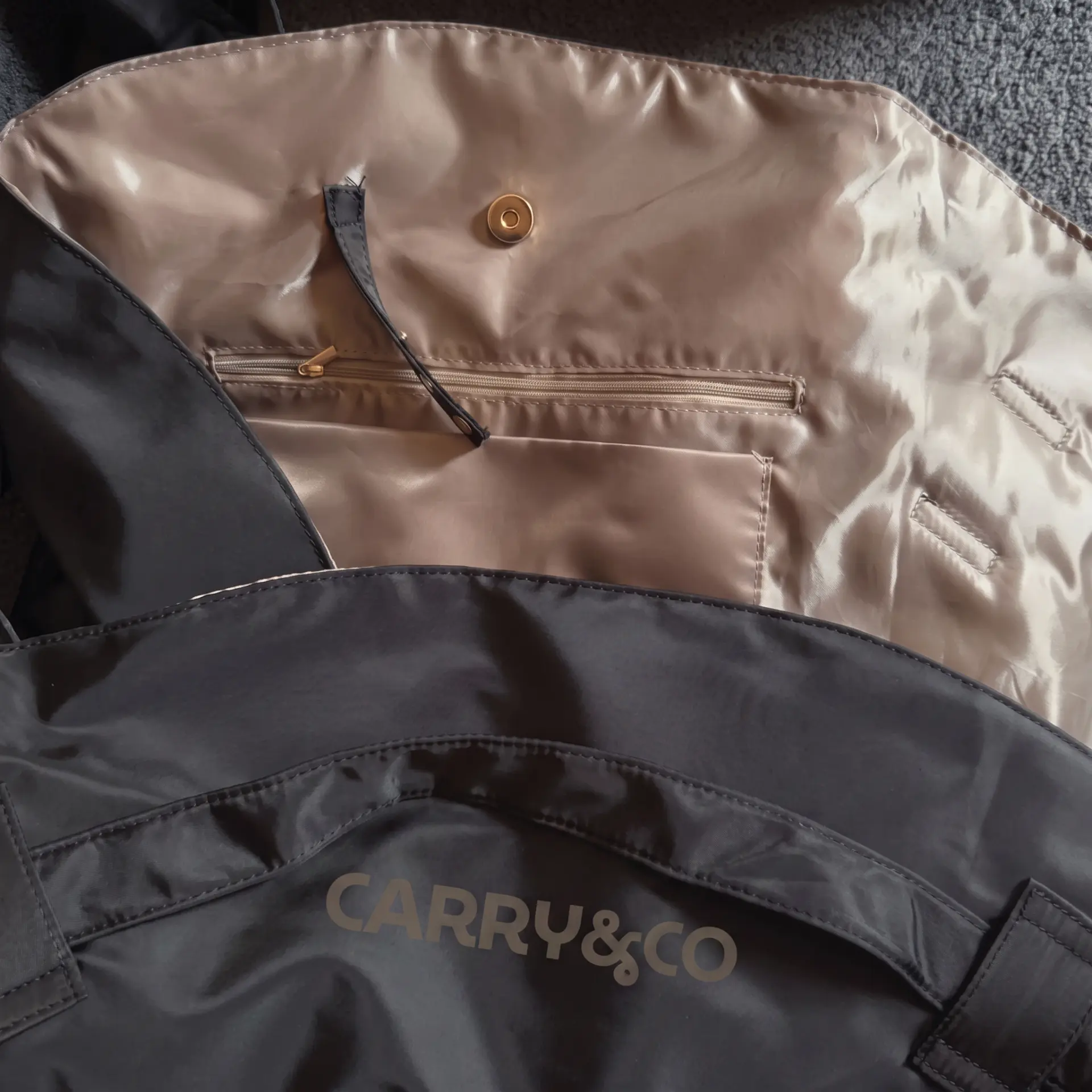 Close-up of the zipped inner pocket and magnetic clasp